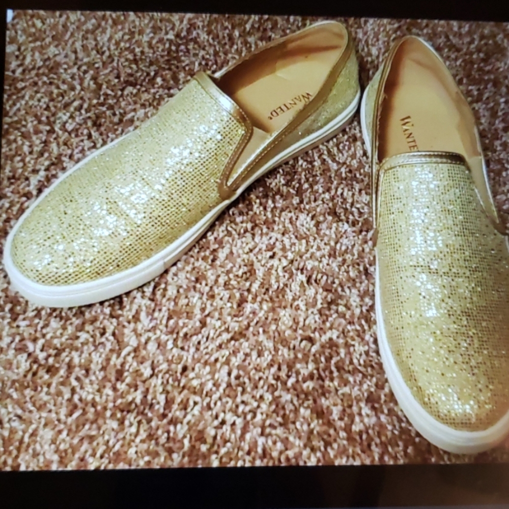 Woman s fashion sneakers 👟